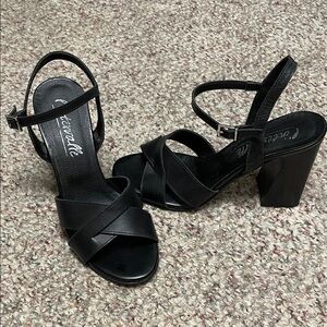 L’intervalle Black Leather Block Heel ankle strap shoes